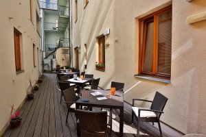 Summer garden at the hotel's atrium | Hotel Páv Prague