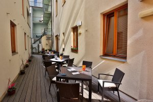 Летнее кафе в гостиничном атриуме | Отель Páv Прага