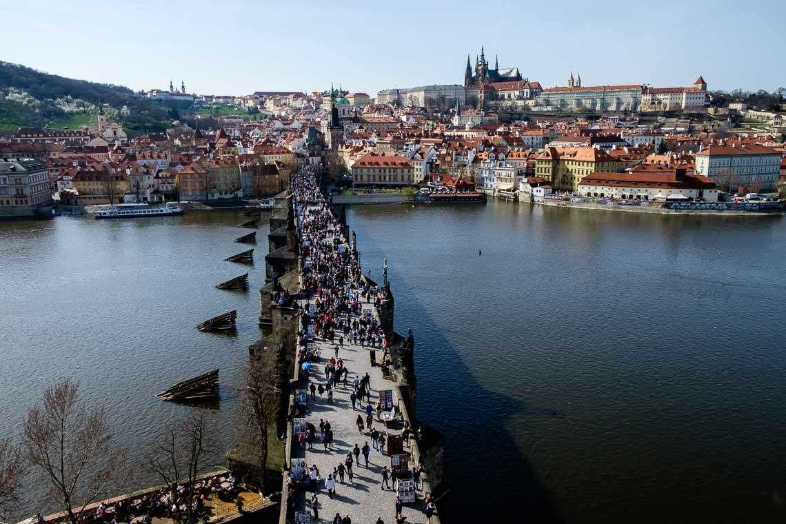 Karlův most a Pražský hrad ze staroměstské mostecké věže | Hotel Páv Praha
