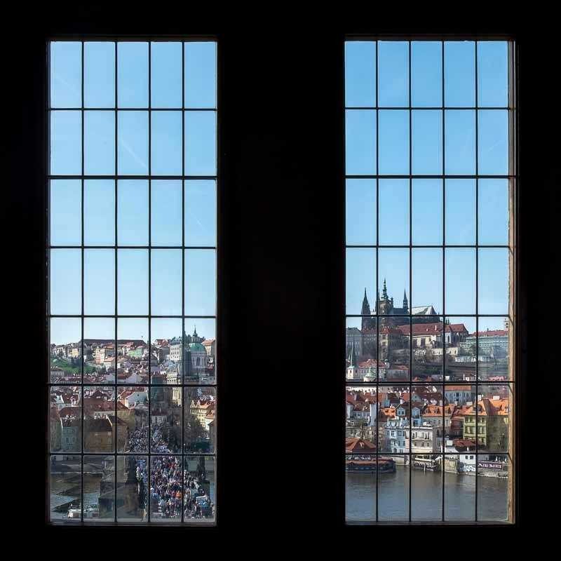 Výhled z okna Staroměstské mostecké věže | Hotel Páv Praha