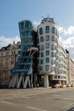 Tančící dům v blízkosti hotelu Páv Praha